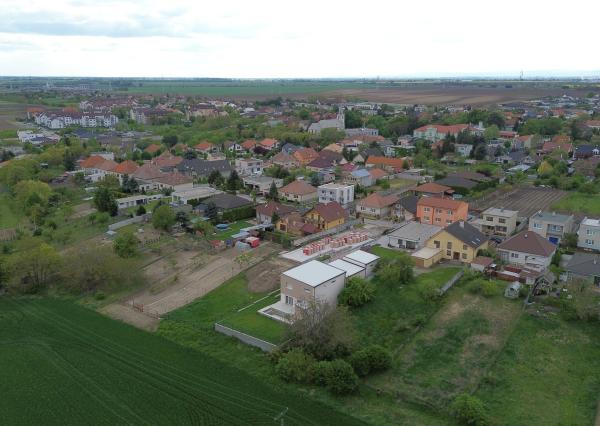 Wealth Group ponúka exkluzívne na predaj veľkorysú novostavbu samostatne stojaceho 6 izbového rodinného domu v obci Zavar