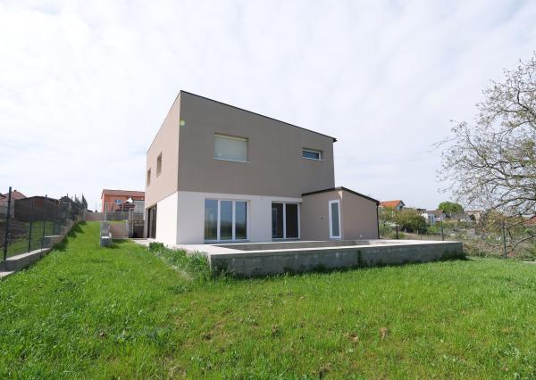 Wealth Group ponúka exkluzívne na predaj veľkorysú novostavbu samostatne stojaceho 6 izbového rodinného domu v obci Zavar