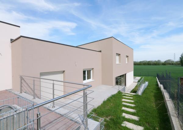 Wealth Group ponúka exkluzívne na predaj veľkorysú novostavbu samostatne stojaceho 6 izbového rodinného domu v obci Zavar