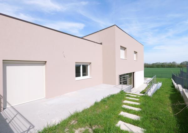 Wealth Group ponúka exkluzívne na predaj veľkorysú novostavbu samostatne stojaceho 6 izbového rodinného domu v obci Zavar