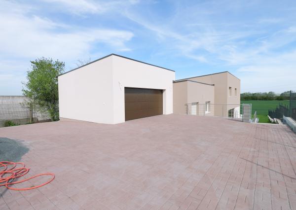 Wealth Group ponúka exkluzívne na predaj veľkorysú novostavbu samostatne stojaceho 6 izbového rodinného domu v obci Zavar