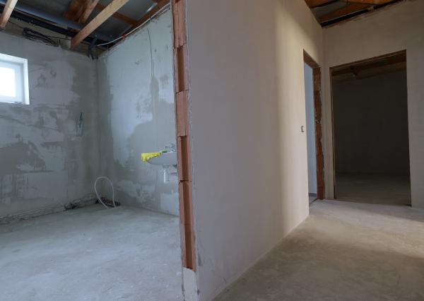 Wealth Group ponúka exkluzívne na predaj veľkorysú novostavbu samostatne stojaceho 6 izbového rodinného domu v obci Zavar