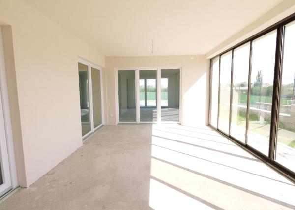 Wealth Group ponúka exkluzívne na predaj veľkorysú novostavbu samostatne stojaceho 6 izbového rodinného domu v obci Zavar