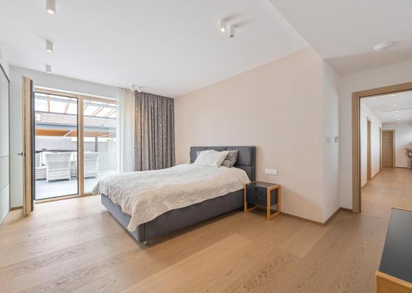 Luxusný 5-izbový rodinný dom s pozemkom o výmere 1560 m² na predaj, Trnava-Modranka