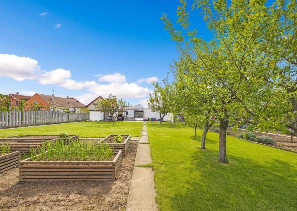 Luxusný 5-izbový rodinný dom s pozemkom o výmere 1560 m² na predaj, Trnava-Modranka