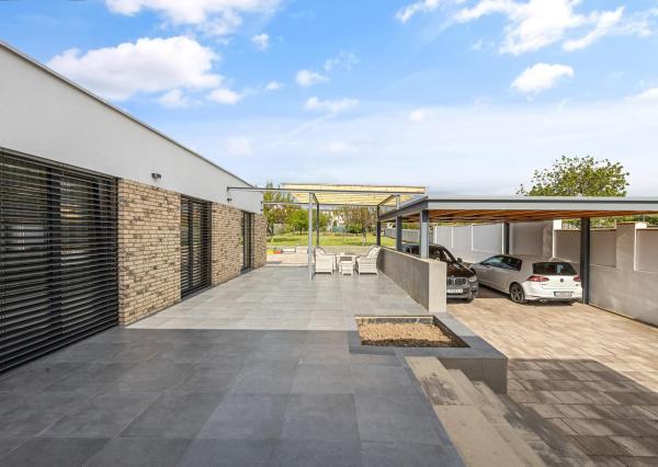 Luxusný 5-izbový rodinný dom s pozemkom o výmere 1560 m² na predaj, Trnava-Modranka