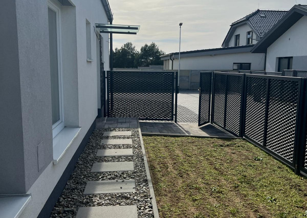 REZERVOVANÝ Na predaj 3 izbový bungalov v obci Láb, okr. Malacky, 2 parkovacie miesta.