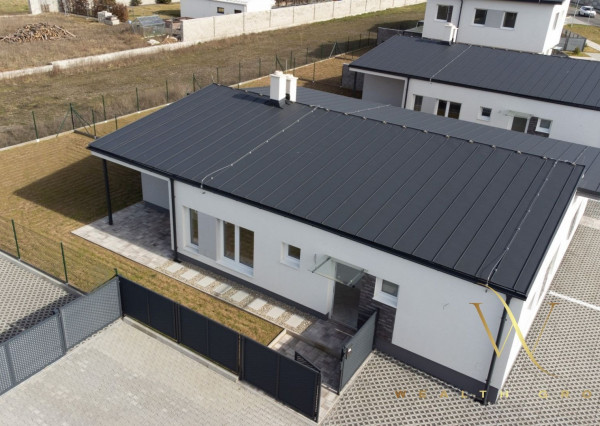 REZERVOVANÝ Na predaj 3 izbový bungalov v obci Láb, okr. Malacky, 2 parkovacie miesta.