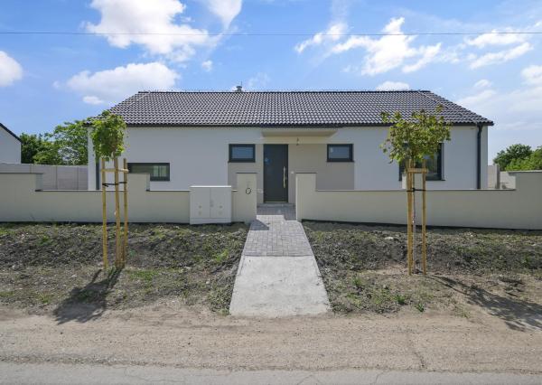 Jelka, okr. GA – POSLEDNÉ 2 RD VOĽNÉ! na predaj SKOLAUDOVANÉ samostatné, tehlové novostavby 4 izbových RD