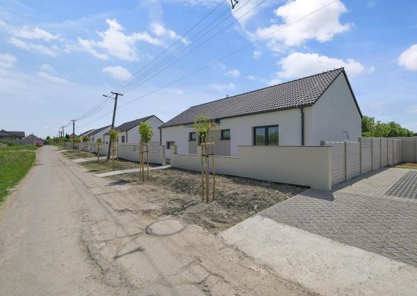 Jelka, okr. GA – POSLEDNÉ 2 RD VOĽNÉ! na predaj SKOLAUDOVANÉ samostatné, tehlové novostavby 4 izbových RD