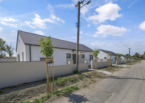 Jelka, okr. GA – POSLEDNÉ 2 RD VOĽNÉ! na predaj SKOLAUDOVANÉ samostatné, tehlové novostavby 4 izbových RD