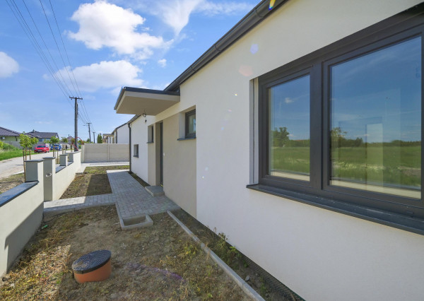 Jelka, okr. GA – POSLEDNÉ 2 RD VOĽNÉ! na predaj SKOLAUDOVANÉ samostatné, tehlové novostavby 4 izbových RD