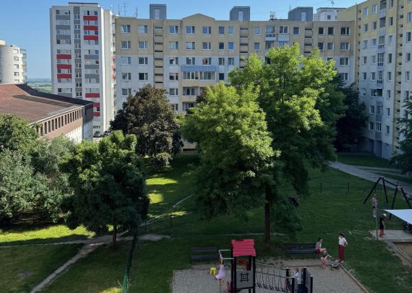 REZERVOVANÉ! Na PREDAJ 3-izbový byt v pôvodnom stave, 70,21 m2, Majerníkova, Karlova Ves časť Dlhé diely, Bratislava