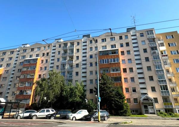 REZERVOVANÉ! Na PREDAJ 3-izbový byt v pôvodnom stave, 70,21 m2, Majerníkova, Karlova Ves časť Dlhé diely, Bratislava