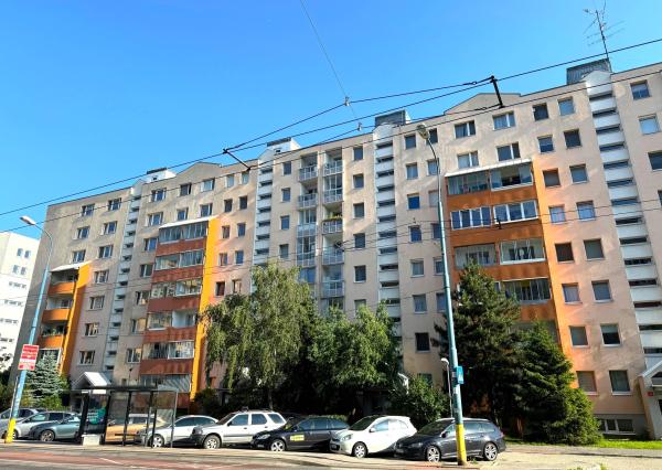 REZERVOVANÉ! Na PREDAJ 3-izbový byt v pôvodnom stave, 70,21 m2, Majerníkova, Karlova Ves časť Dlhé diely, Bratislava