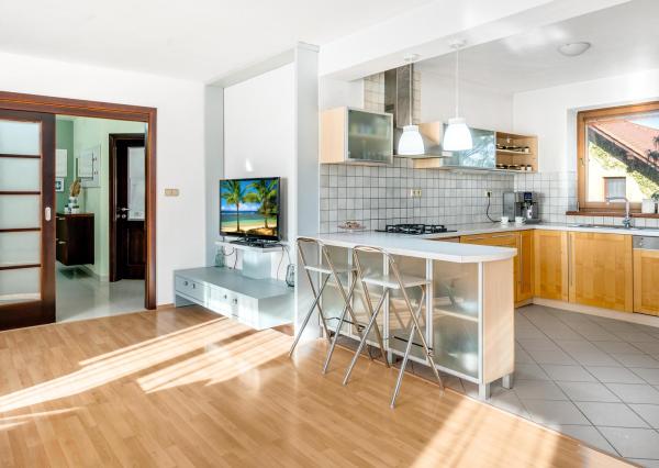 REZERVOVANÝ - Wealth Group ponúka exkluzívne na predaj 5 - izbový tehlový byt v Senci v blízkosti školy a škôlky, s vlastným kúrením