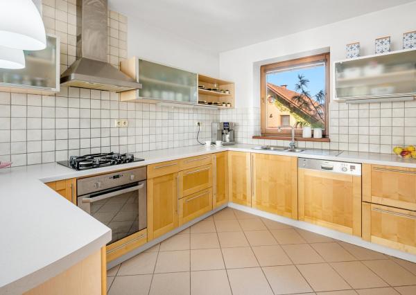 REZERVOVANÝ - Wealth Group ponúka exkluzívne na predaj 5 - izbový tehlový byt v Senci v blízkosti školy a škôlky, s vlastným kúrením