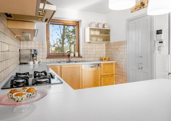 REZERVOVANÝ - Wealth Group ponúka exkluzívne na predaj 5 - izbový tehlový byt v Senci v blízkosti školy a škôlky, s vlastným kúrením