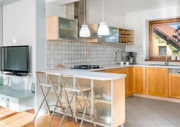 REZERVOVANÝ - Wealth Group ponúka exkluzívne na predaj 5 - izbový tehlový byt v Senci v blízkosti školy a škôlky, s vlastným kúrením