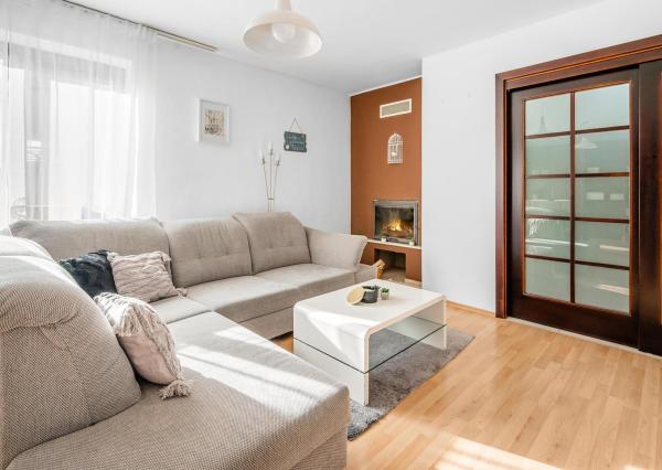 REZERVOVANÝ - Wealth Group ponúka exkluzívne na predaj 5 - izbový tehlový byt v Senci v blízkosti školy a škôlky, s vlastným kúrením