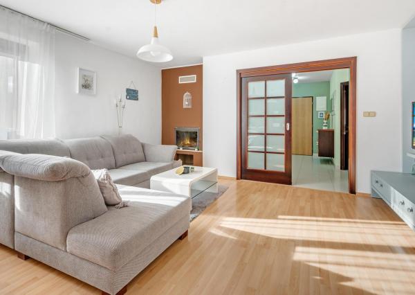 REZERVOVANÝ - Wealth Group ponúka exkluzívne na predaj 5 - izbový tehlový byt v Senci v blízkosti školy a škôlky, s vlastným kúrením