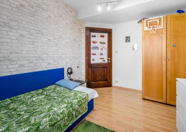 REZERVOVANÝ - Wealth Group ponúka exkluzívne na predaj 5 - izbový tehlový byt v Senci v blízkosti školy a škôlky, s vlastným kúrením