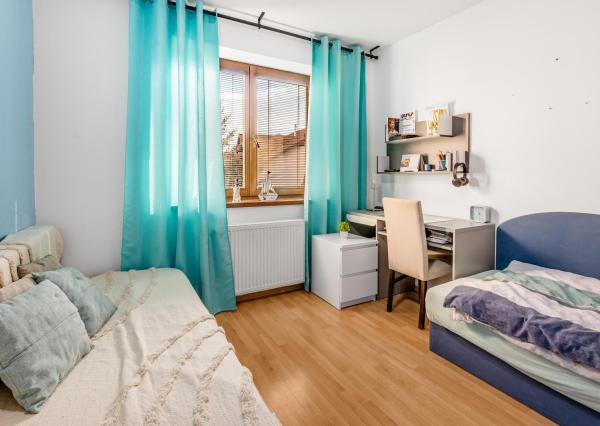 REZERVOVANÝ - Wealth Group ponúka exkluzívne na predaj 5 - izbový tehlový byt v Senci v blízkosti školy a škôlky, s vlastným kúrením