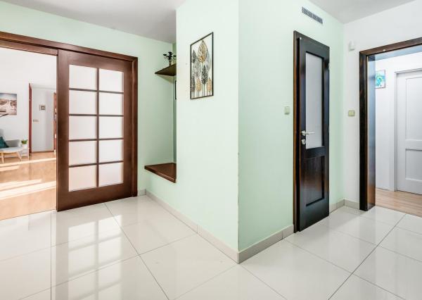 REZERVOVANÝ - Wealth Group ponúka exkluzívne na predaj 5 - izbový tehlový byt v Senci v blízkosti školy a škôlky, s vlastným kúrením