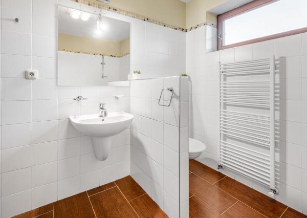 REZERVOVANÝ - Wealth Group ponúka exkluzívne na predaj 5 - izbový tehlový byt v Senci v blízkosti školy a škôlky, s vlastným kúrením