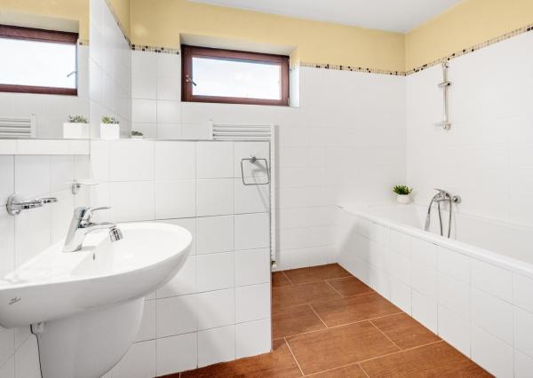 REZERVOVANÝ - Wealth Group ponúka exkluzívne na predaj 5 - izbový tehlový byt v Senci v blízkosti školy a škôlky, s vlastným kúrením