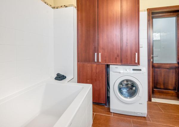 REZERVOVANÝ - Wealth Group ponúka exkluzívne na predaj 5 - izbový tehlový byt v Senci v blízkosti školy a škôlky, s vlastným kúrením