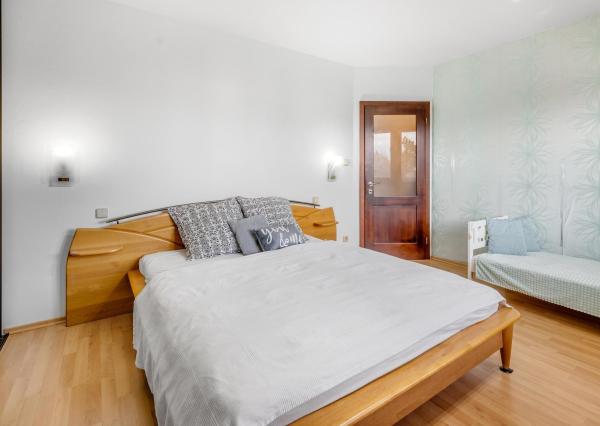 REZERVOVANÝ - Wealth Group ponúka exkluzívne na predaj 5 - izbový tehlový byt v Senci v blízkosti školy a škôlky, s vlastným kúrením