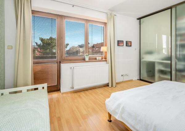 REZERVOVANÝ - Wealth Group ponúka exkluzívne na predaj 5 - izbový tehlový byt v Senci v blízkosti školy a škôlky, s vlastným kúrením