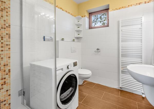 REZERVOVANÝ - Wealth Group ponúka exkluzívne na predaj 5 - izbový tehlový byt v Senci v blízkosti školy a škôlky, s vlastným kúrením