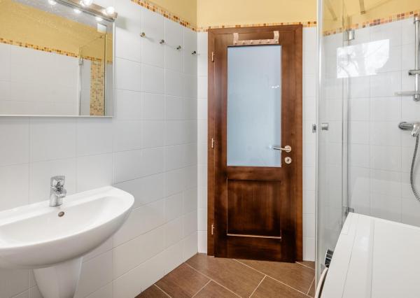 REZERVOVANÝ - Wealth Group ponúka exkluzívne na predaj 5 - izbový tehlový byt v Senci v blízkosti školy a škôlky, s vlastným kúrením