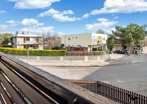 REZERVOVANÝ - Wealth Group ponúka exkluzívne na predaj 5 - izbový tehlový byt v Senci v blízkosti školy a škôlky, s vlastným kúrením