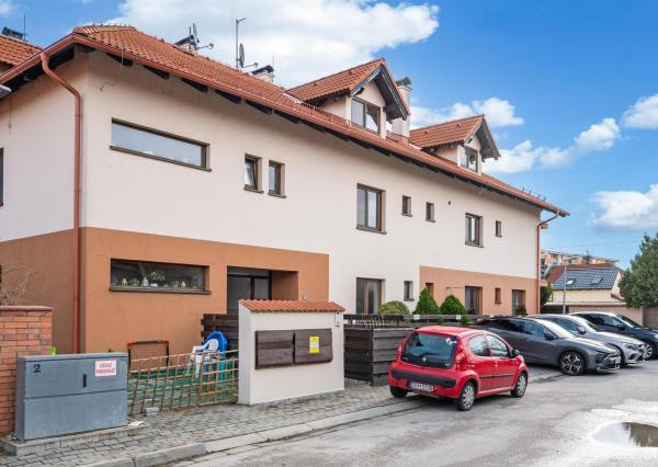 REZERVOVANÝ - Wealth Group ponúka exkluzívne na predaj 5 - izbový tehlový byt v Senci v blízkosti školy a škôlky, s vlastným kúrením