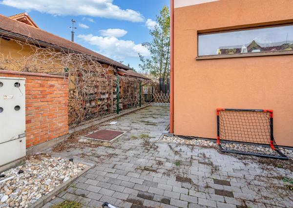 REZERVOVANÝ - Wealth Group ponúka exkluzívne na predaj 5 - izbový tehlový byt v Senci v blízkosti školy a škôlky, s vlastným kúrením