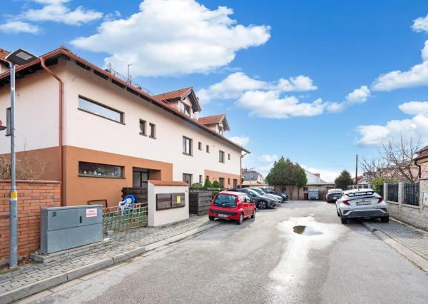 REZERVOVANÝ - Wealth Group ponúka exkluzívne na predaj 5 - izbový tehlový byt v Senci v blízkosti školy a škôlky, s vlastným kúrením