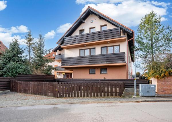 REZERVOVANÝ - Wealth Group ponúka exkluzívne na predaj 5 - izbový tehlový byt v Senci v blízkosti školy a škôlky, s vlastným kúrením