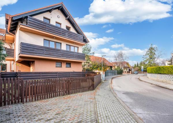 REZERVOVANÝ - Wealth Group ponúka exkluzívne na predaj 5 - izbový tehlový byt v Senci v blízkosti školy a škôlky, s vlastným kúrením