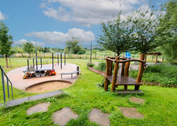 REZERVOVANÉ! Na  PREDAJ 2 izbový byt s predzáhradkou a balkónom, garážovým státím v novostavbe TAMMI, Pri Hrubej lúke, Dúbravka, Bratislava