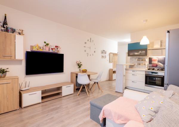 REZERVOVANÉ! Na  PREDAJ 2 izbový byt s predzáhradkou a balkónom, garážovým státím v novostavbe TAMMI, Pri Hrubej lúke, Dúbravka, Bratislava