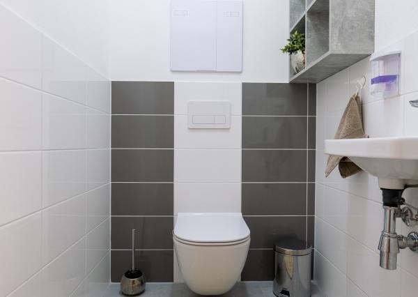 REZERVOVANÉ! Na  PREDAJ 2 izbový byt s predzáhradkou a balkónom, garážovým státím v novostavbe TAMMI, Pri Hrubej lúke, Dúbravka, Bratislava