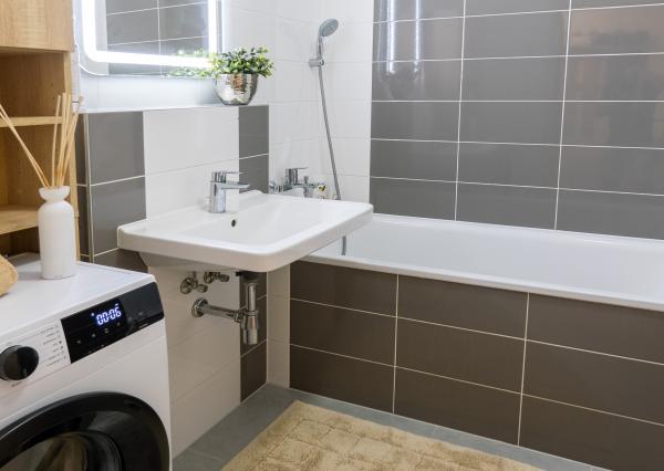 REZERVOVANÉ! Na  PREDAJ 2 izbový byt s predzáhradkou a balkónom, garážovým státím v novostavbe TAMMI, Pri Hrubej lúke, Dúbravka, Bratislava