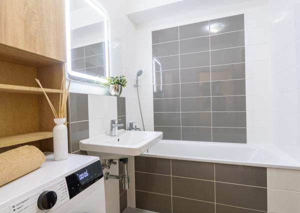 REZERVOVANÉ! Na  PREDAJ 2 izbový byt s predzáhradkou a balkónom, garážovým státím v novostavbe TAMMI, Pri Hrubej lúke, Dúbravka, Bratislava