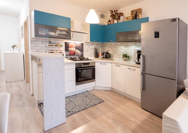 REZERVOVANÉ! Na  PREDAJ 2 izbový byt s predzáhradkou a balkónom, garážovým státím v novostavbe TAMMI, Pri Hrubej lúke, Dúbravka, Bratislava