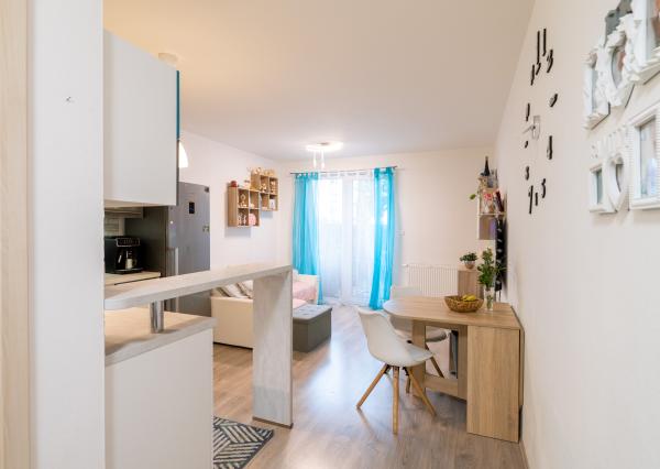 REZERVOVANÉ! Na  PREDAJ 2 izbový byt s predzáhradkou a balkónom, garážovým státím v novostavbe TAMMI, Pri Hrubej lúke, Dúbravka, Bratislava