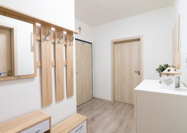 REZERVOVANÉ! Na  PREDAJ 2 izbový byt s predzáhradkou a balkónom, garážovým státím v novostavbe TAMMI, Pri Hrubej lúke, Dúbravka, Bratislava