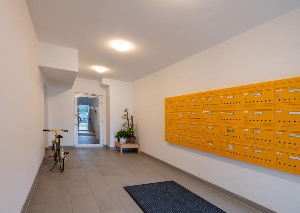 REZERVOVANÉ! Na  PREDAJ 2 izbový byt s predzáhradkou a balkónom, garážovým státím v novostavbe TAMMI, Pri Hrubej lúke, Dúbravka, Bratislava